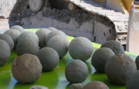 Claudia_Schlürmann_Erdkugeln (Foto M.Schenkl)